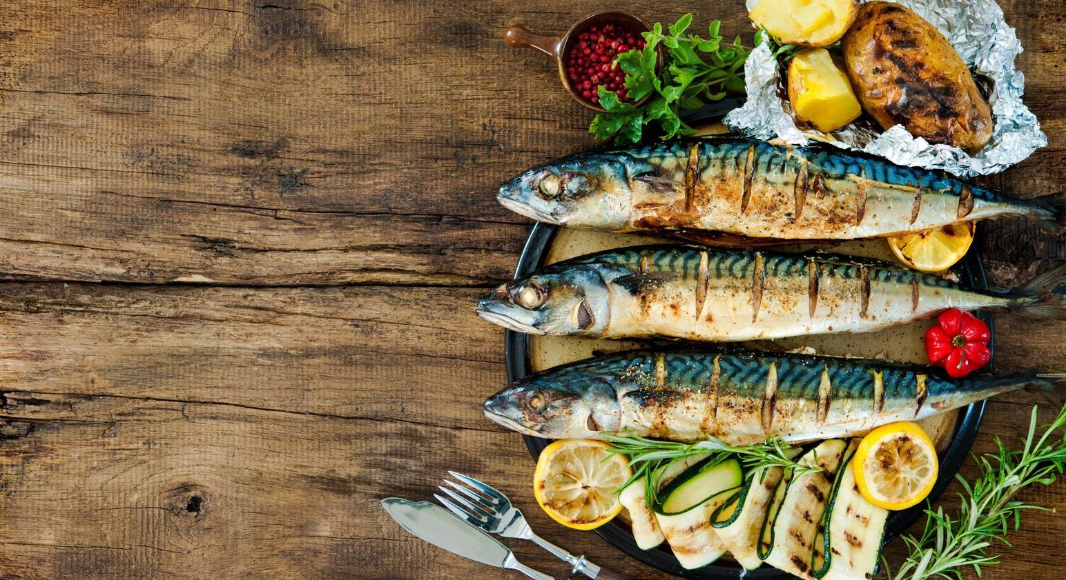 Grilled fish with vegetables and lemon