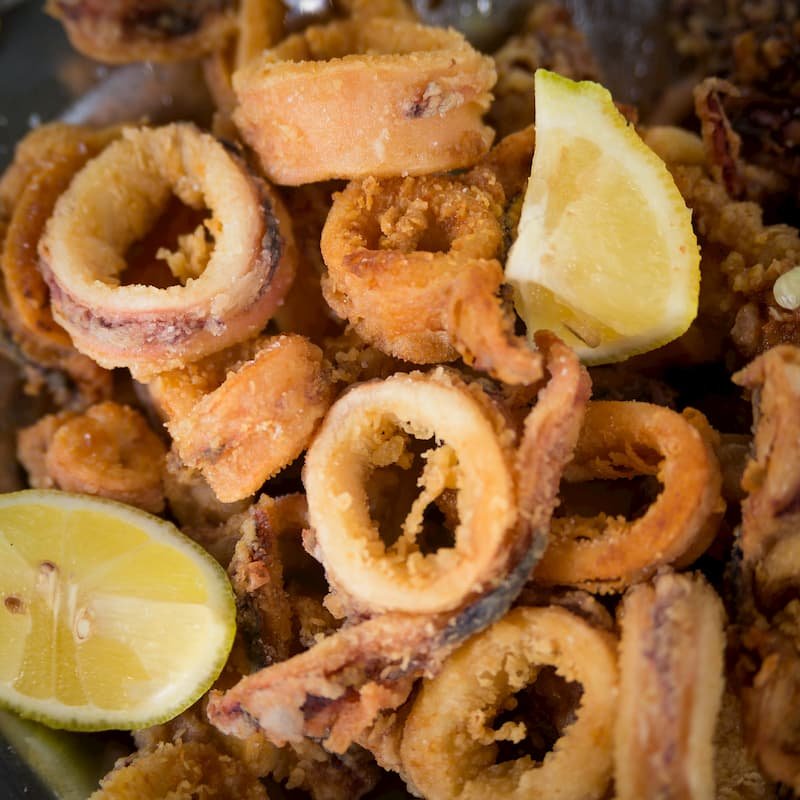 Fried calamari with lemon